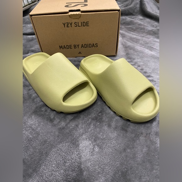 YEEZY SLIDE (COLOR RESIN) - Picture 5 of 7